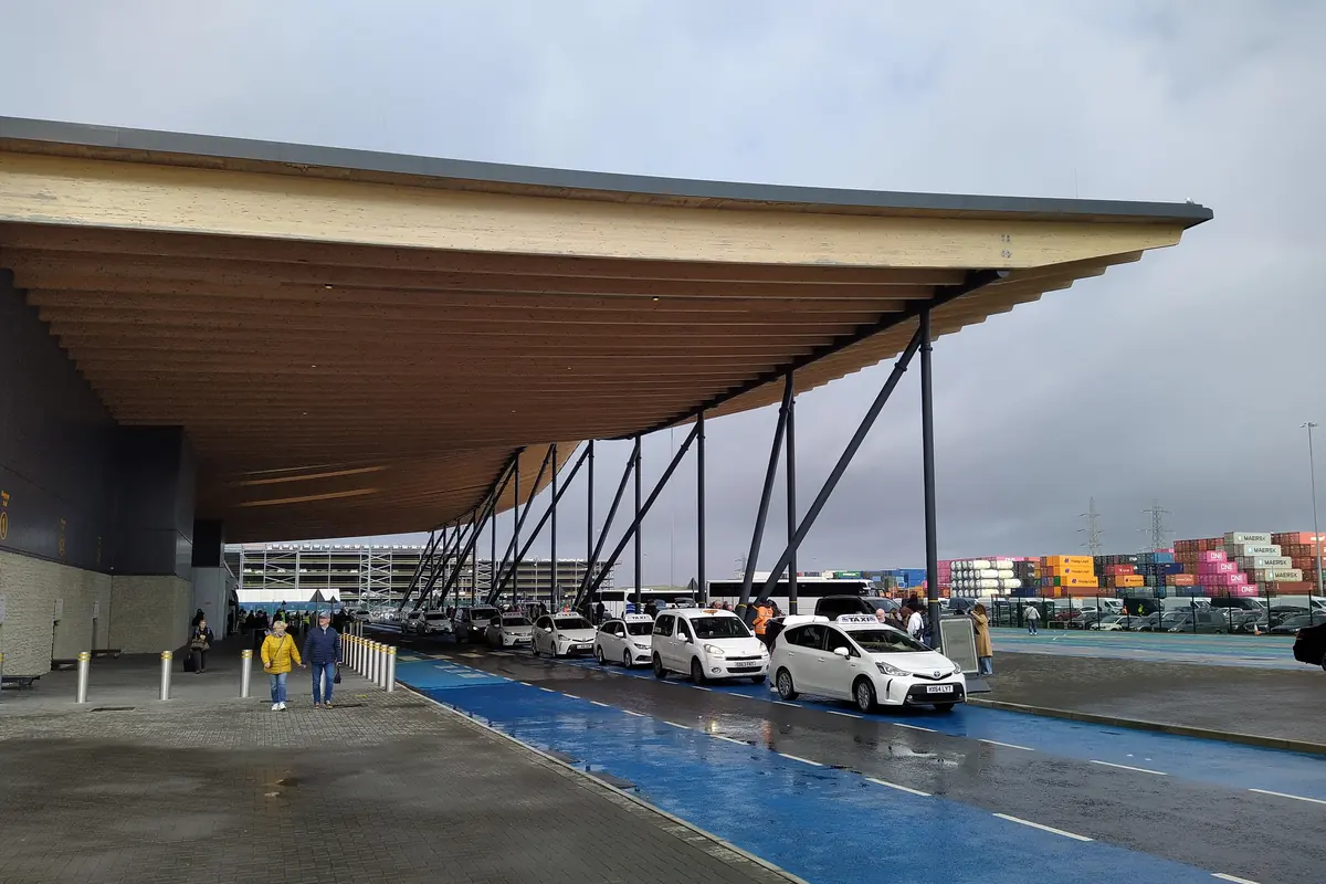 Taxis dropping passengers off under the Horizon Cruise Terminal canopy