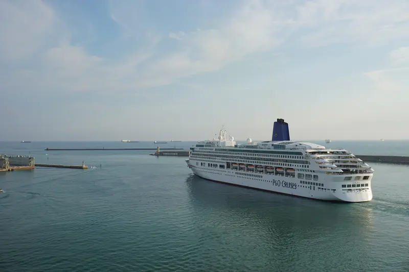 P&O Cruises' Aurora under way